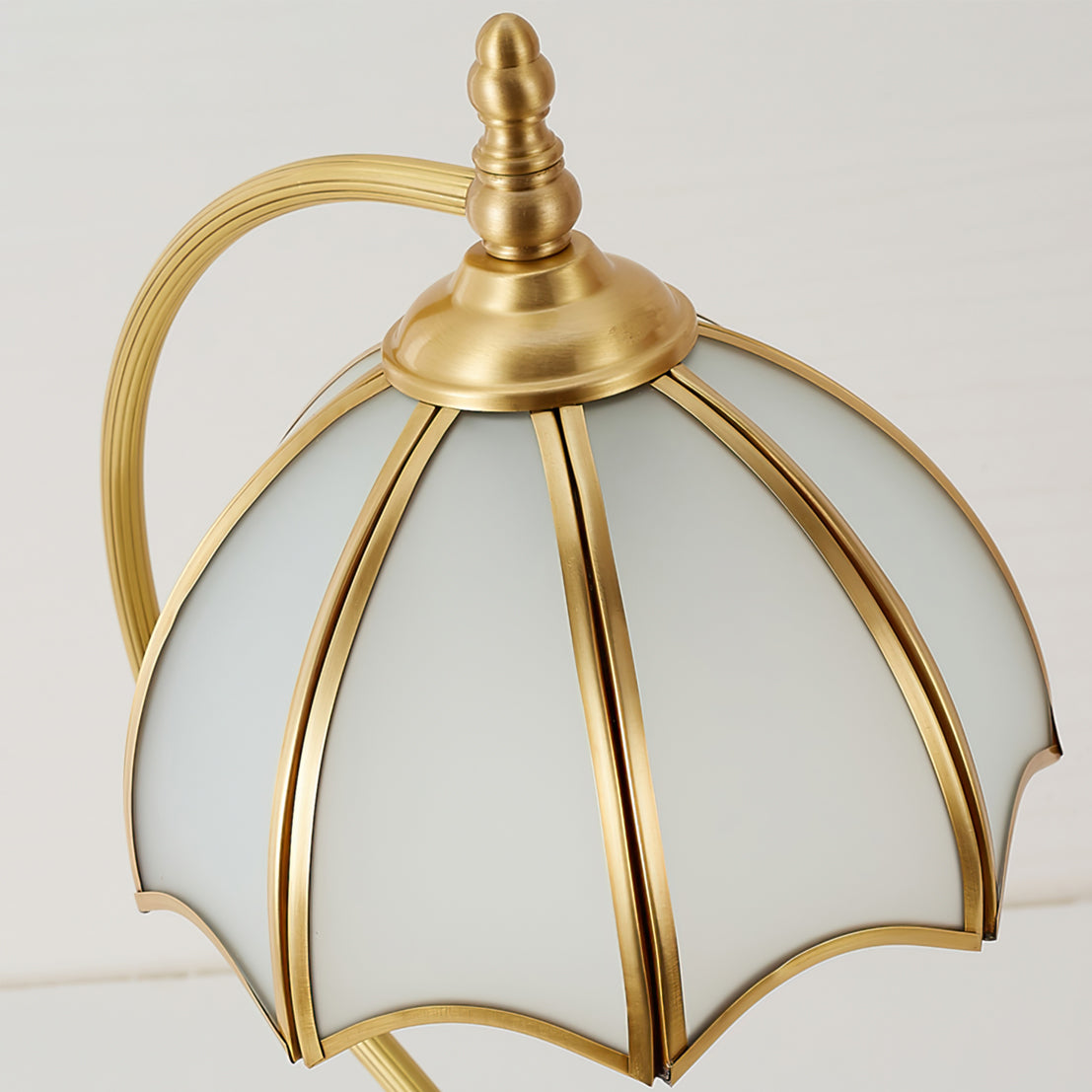 Lampe de Table en Laiton et Verre - Design Élégant en Forme de Parapluie