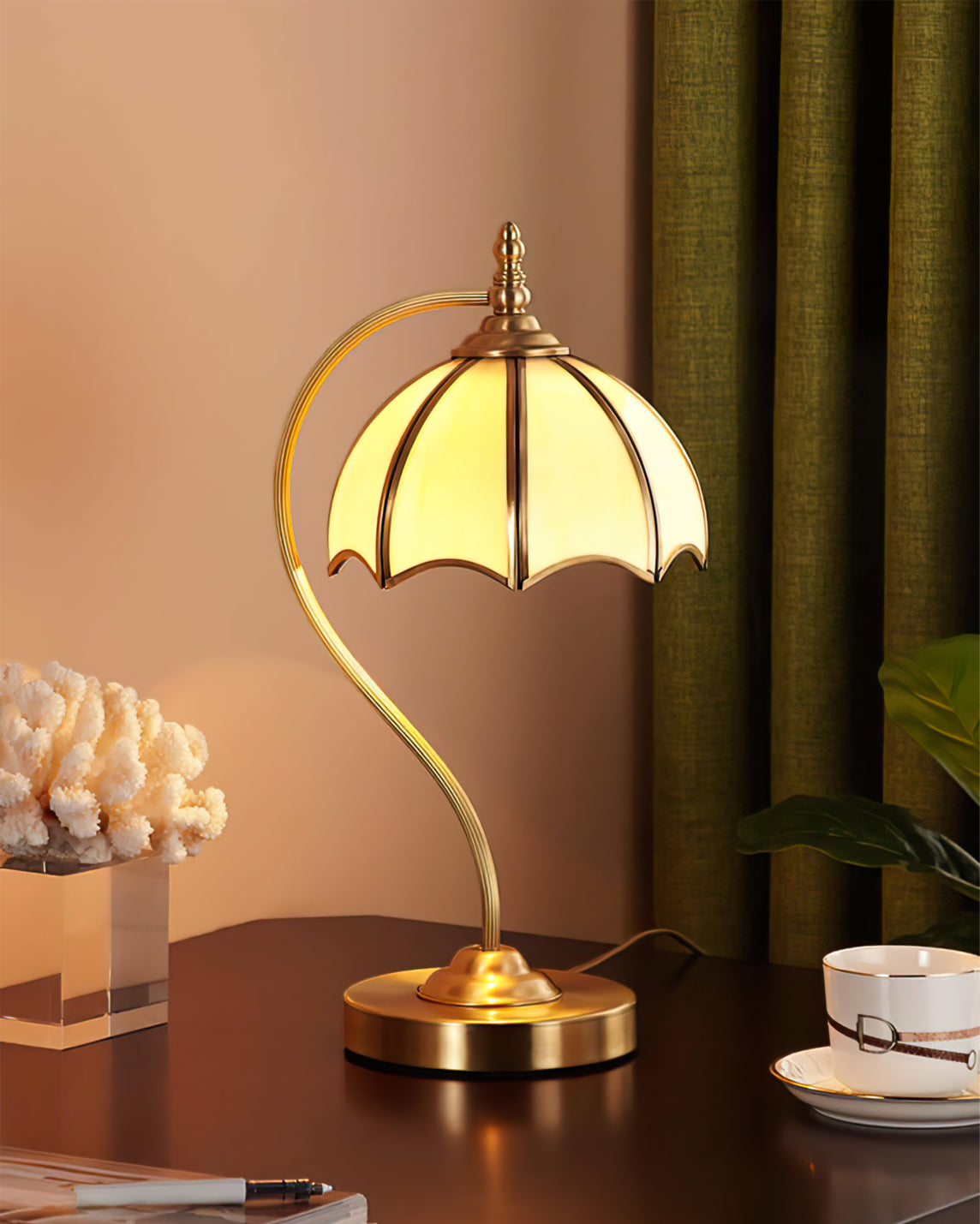 Lampe de Table en Laiton et Verre - Design Élégant en Forme de Parapluie