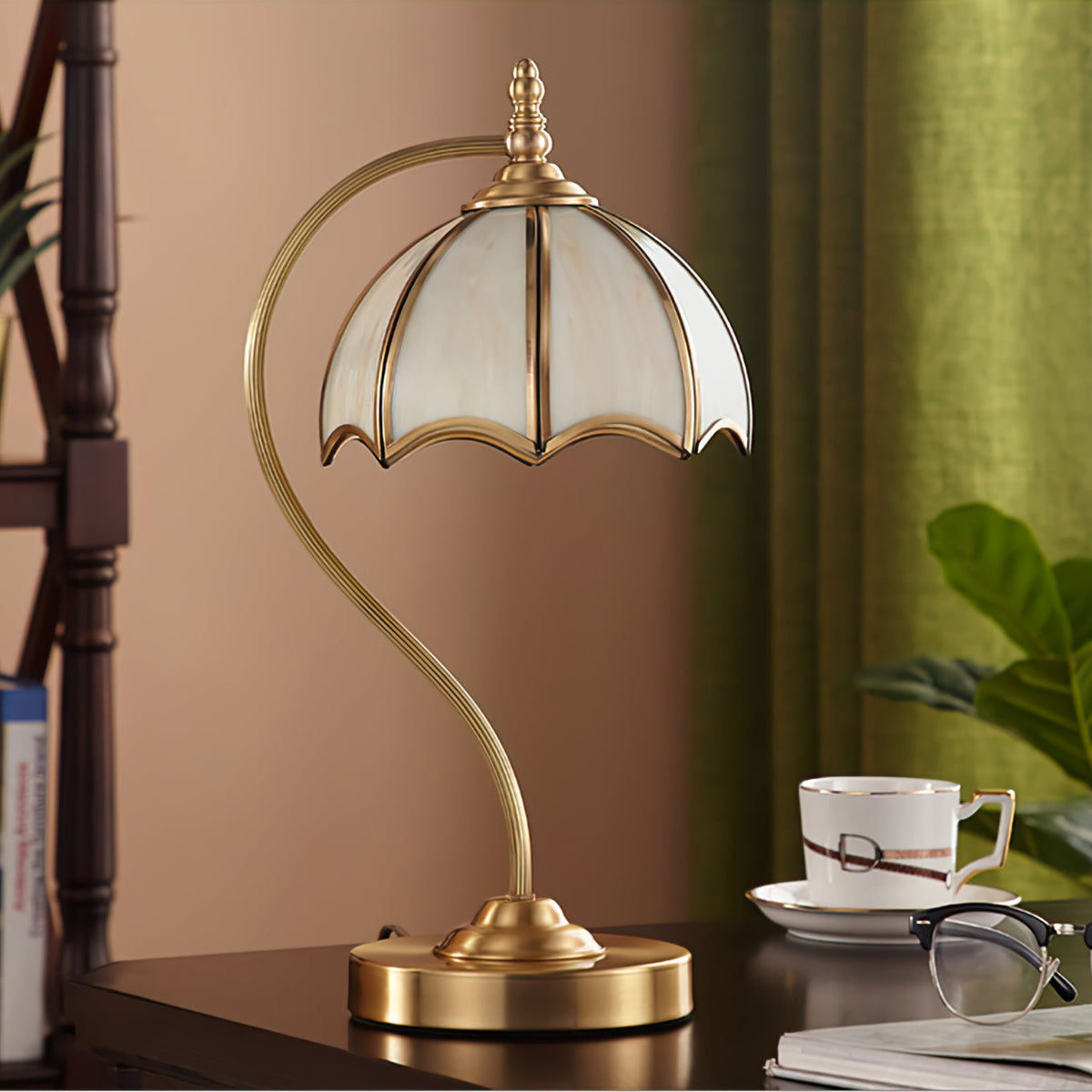 Lampe de Table en Laiton et Verre - Design Élégant en Forme de Parapluie