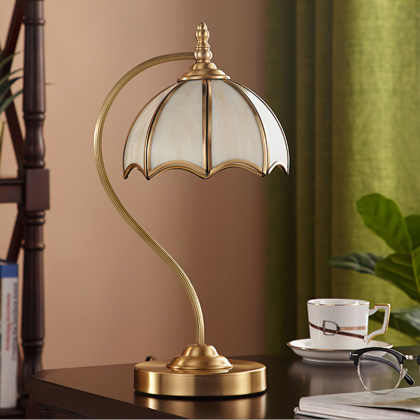 Lampe de Table en Laiton et Verre - Design Élégant en Forme de Parapluie