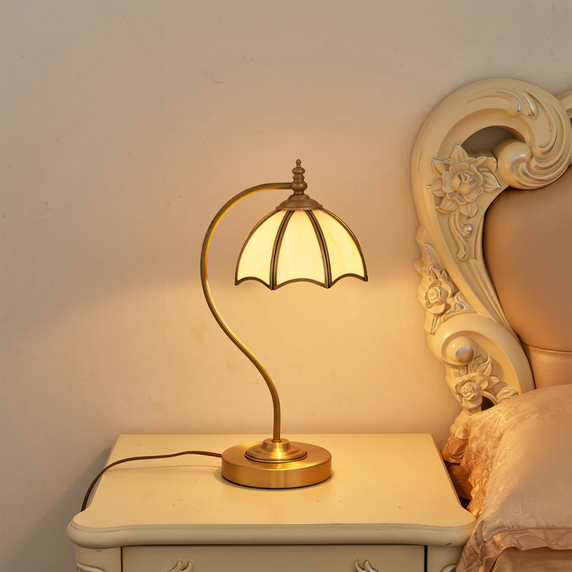 Lampe de Table en Laiton et Verre - Design Élégant en Forme de Parapluie