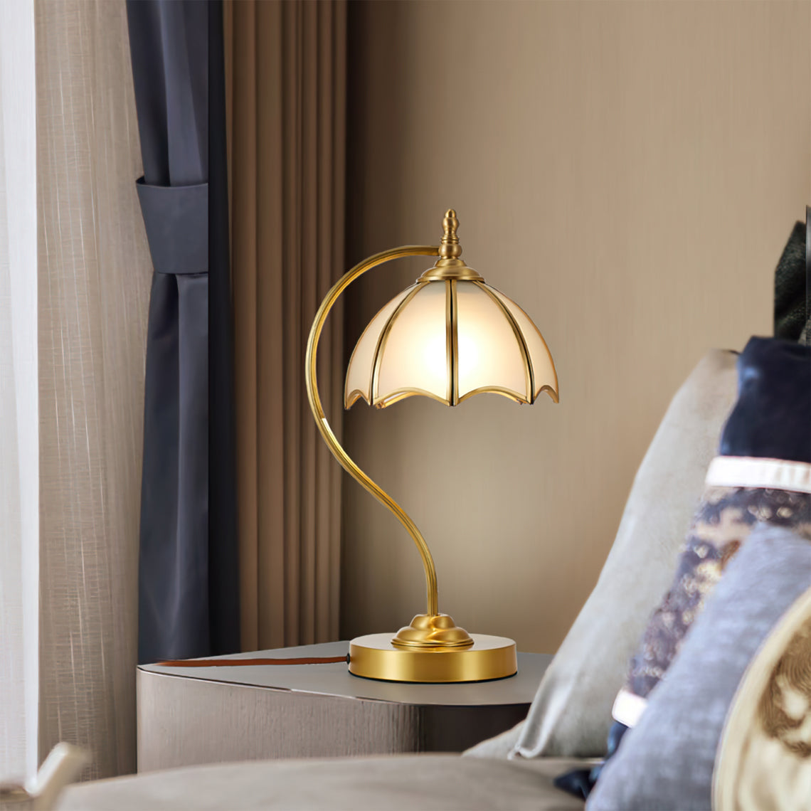 Lampe de Table en Laiton et Verre - Design Élégant en Forme de Parapluie