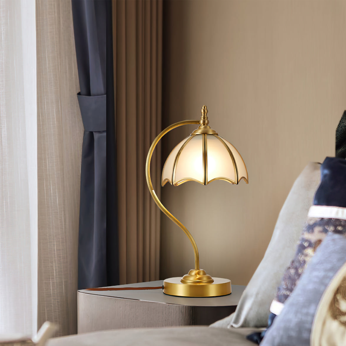 Lampe de Table en Laiton et Verre - Design Élégant en Forme de Parapluie