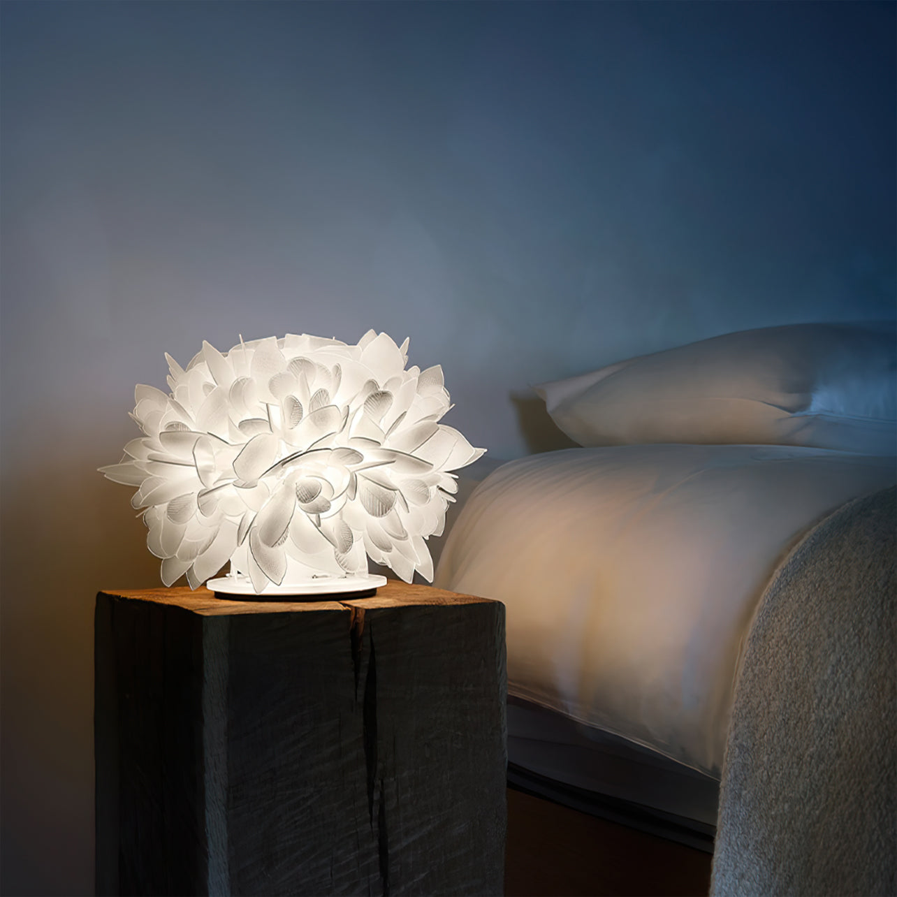 Lampe de Table Contemporaine - Éclairage Élégant avec Accent Floral