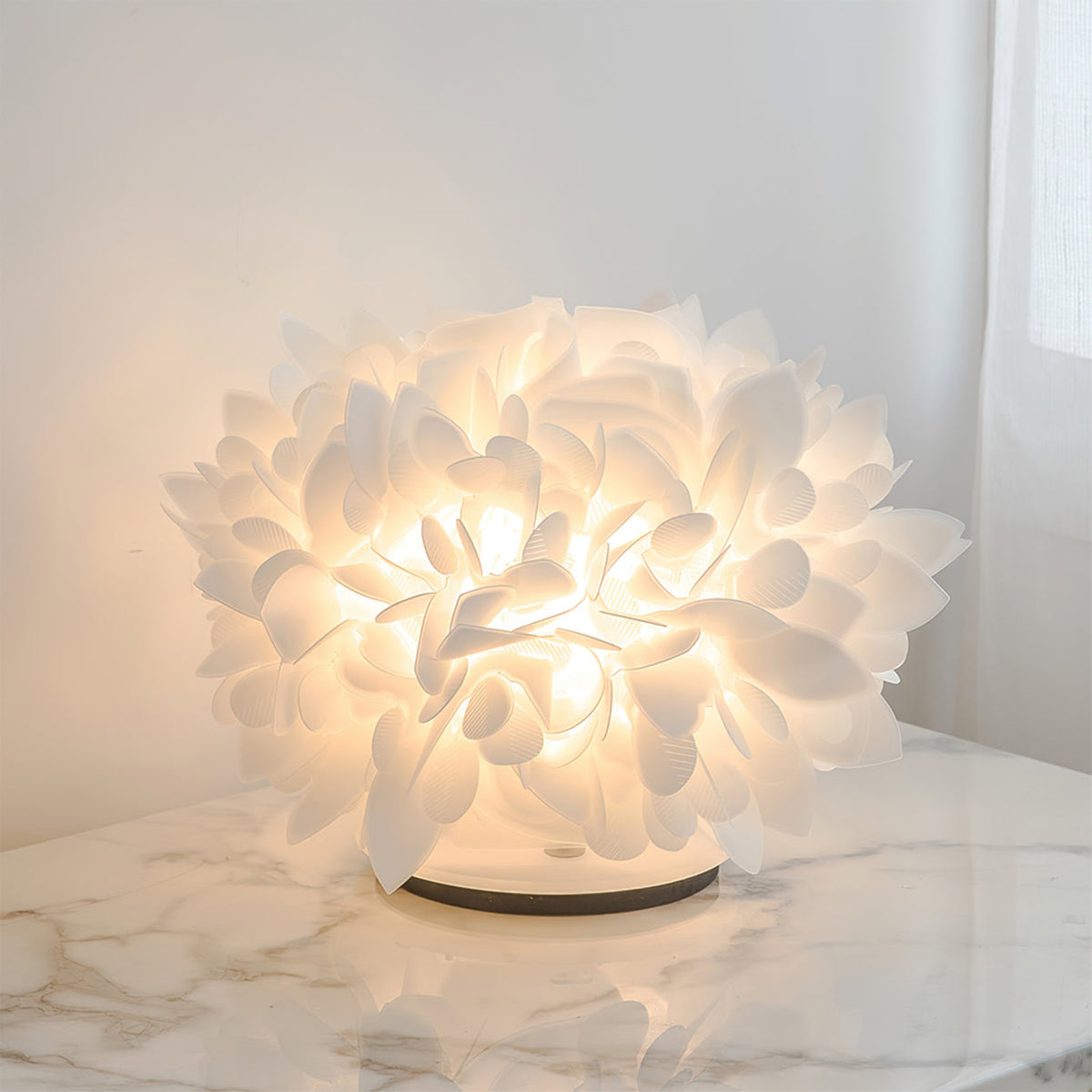 Lampe de Table Contemporaine - Éclairage Élégant avec Accent Floral