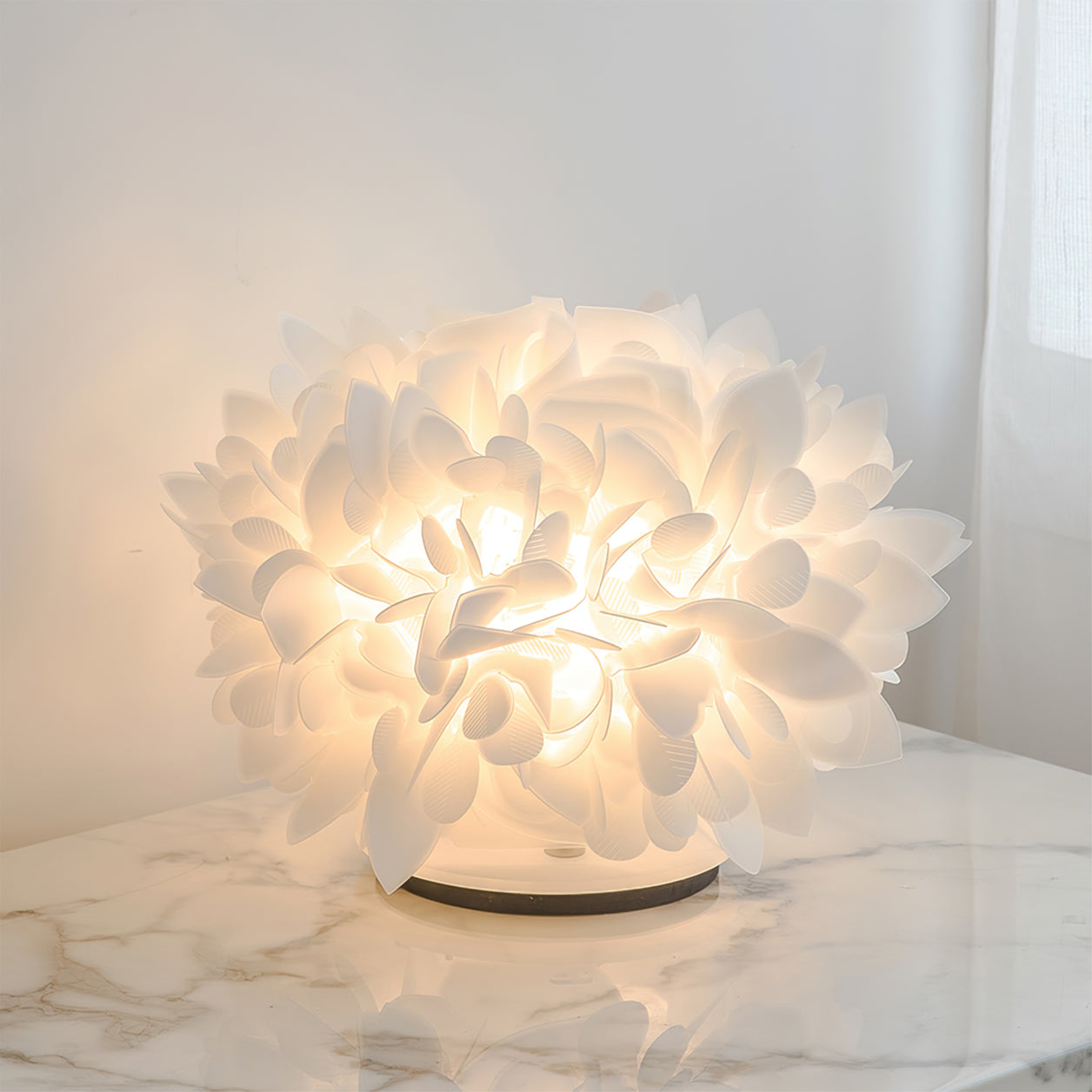 Lampe de Table Contemporaine - Éclairage Élégant avec Accent Floral