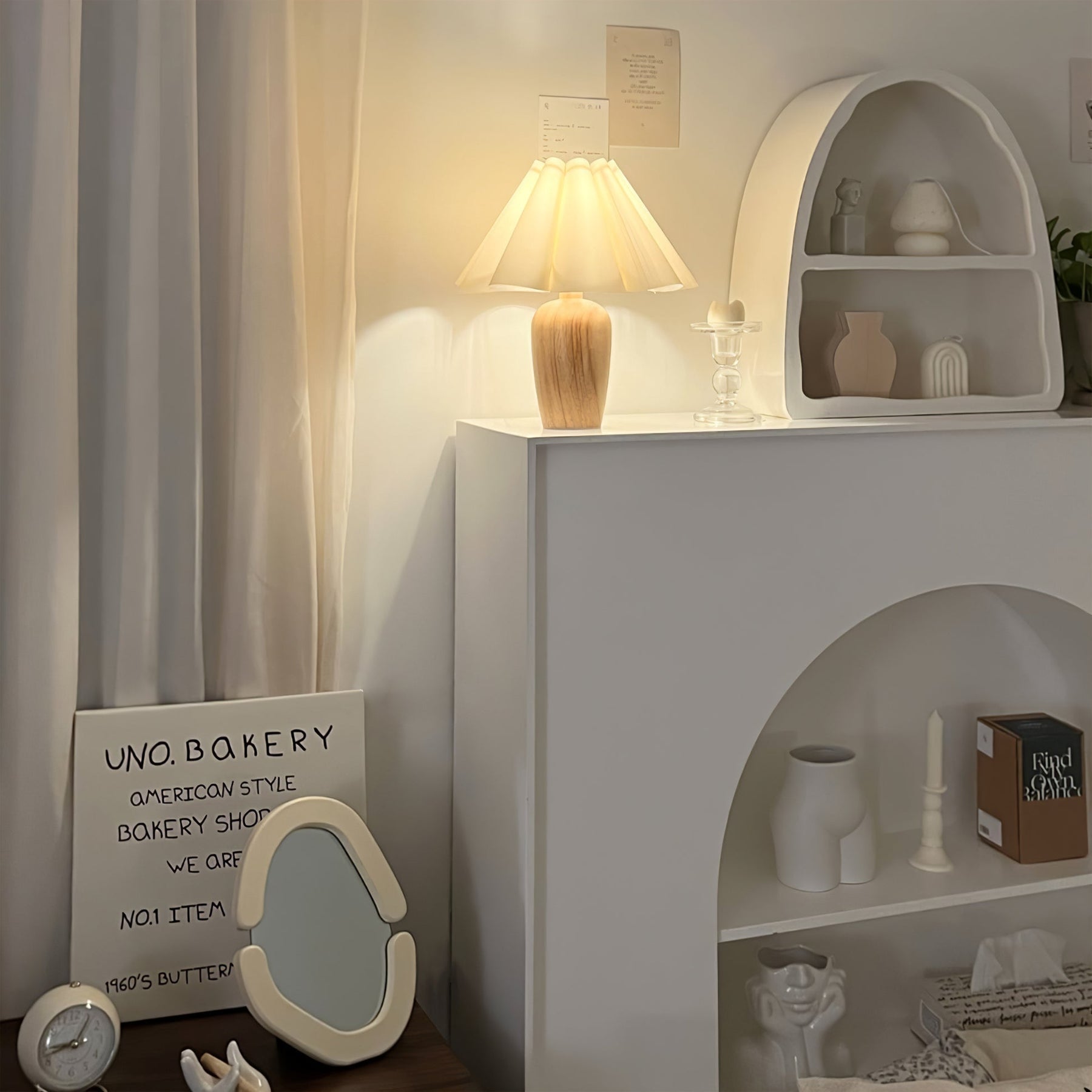 Lampe de Table Vintage en Velours - Abat-jour Plissé et Base en Bois
