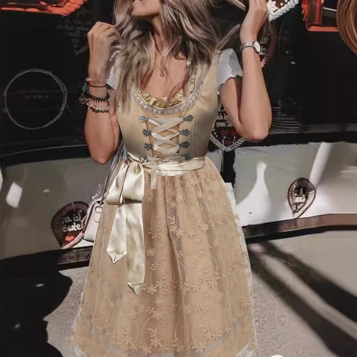 Dirndl Vintage Abricot avec Tablier - Élégance Douce pour Oktoberfest