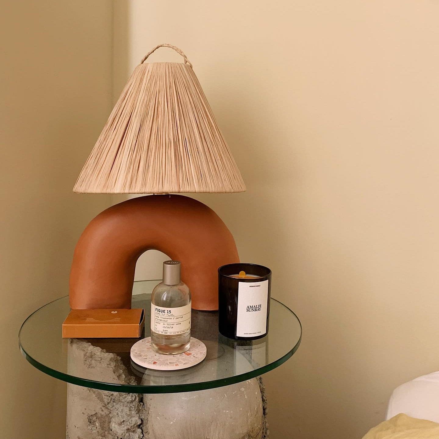 Lampe de Table Élégante - Fabrication Artisanale et Énergie Efficace
