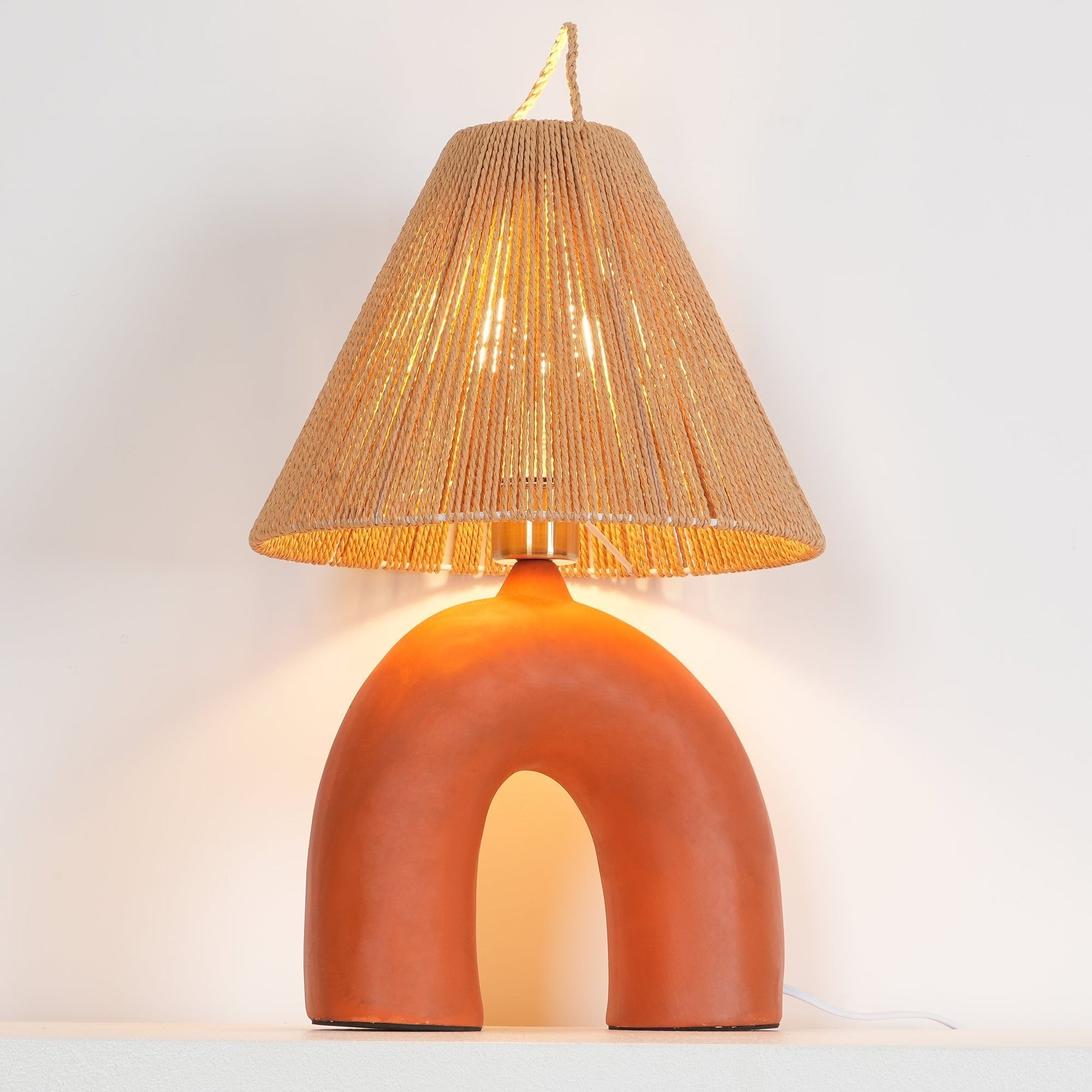 Lampe de Table Élégante - Fabrication Artisanale et Énergie Efficace