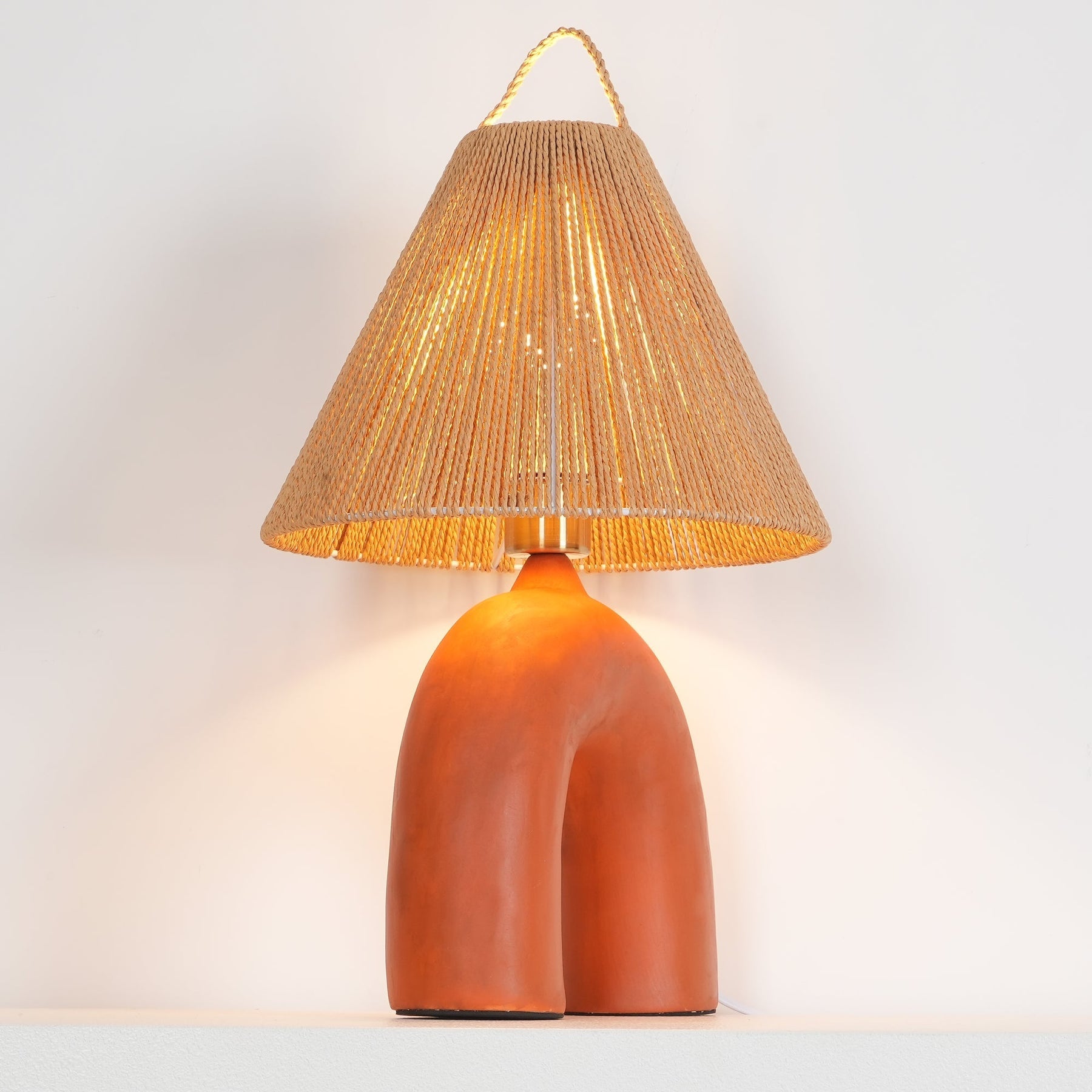 Lampe de Table Élégante - Fabrication Artisanale et Énergie Efficace