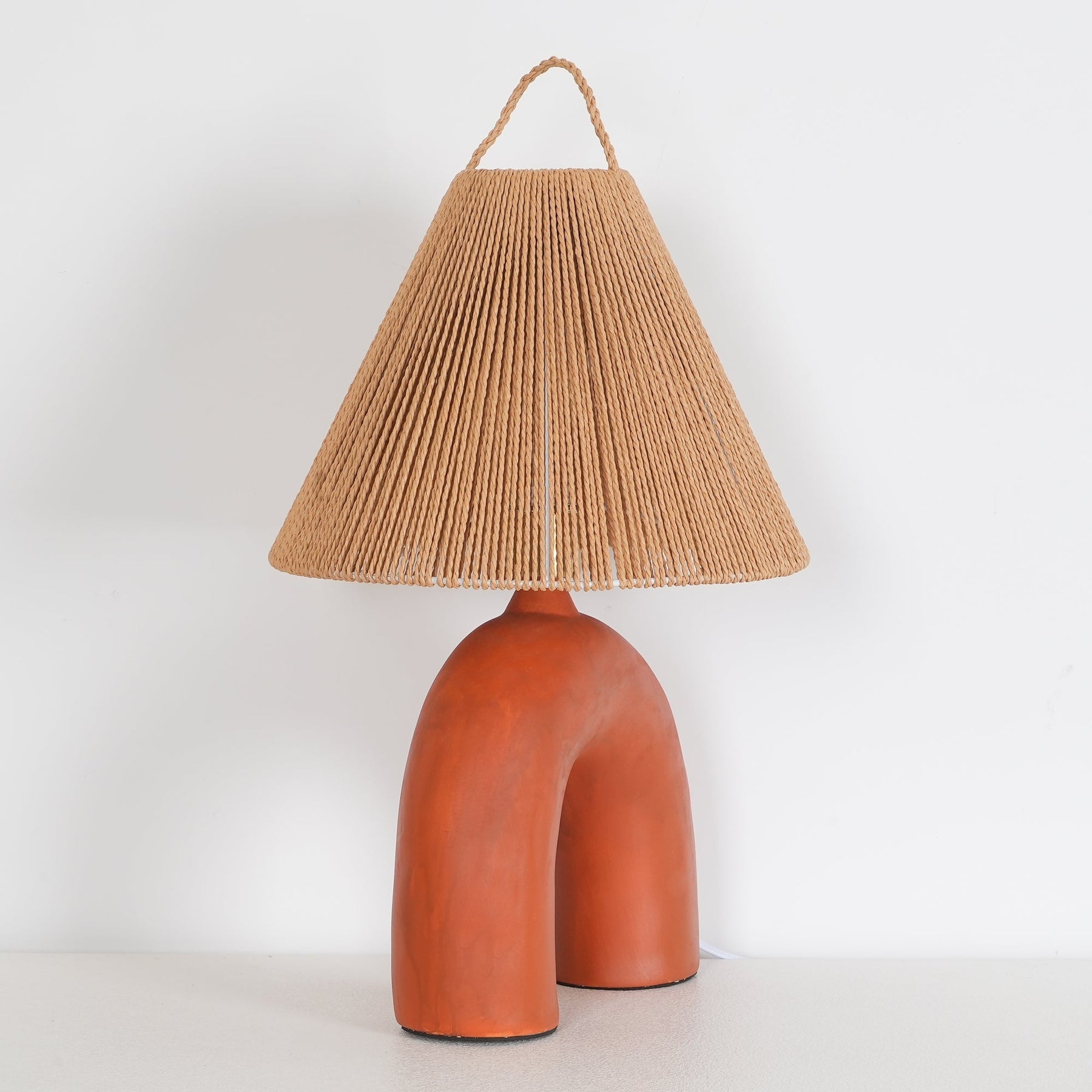 Lampe de Table Élégante - Fabrication Artisanale et Énergie Efficace
