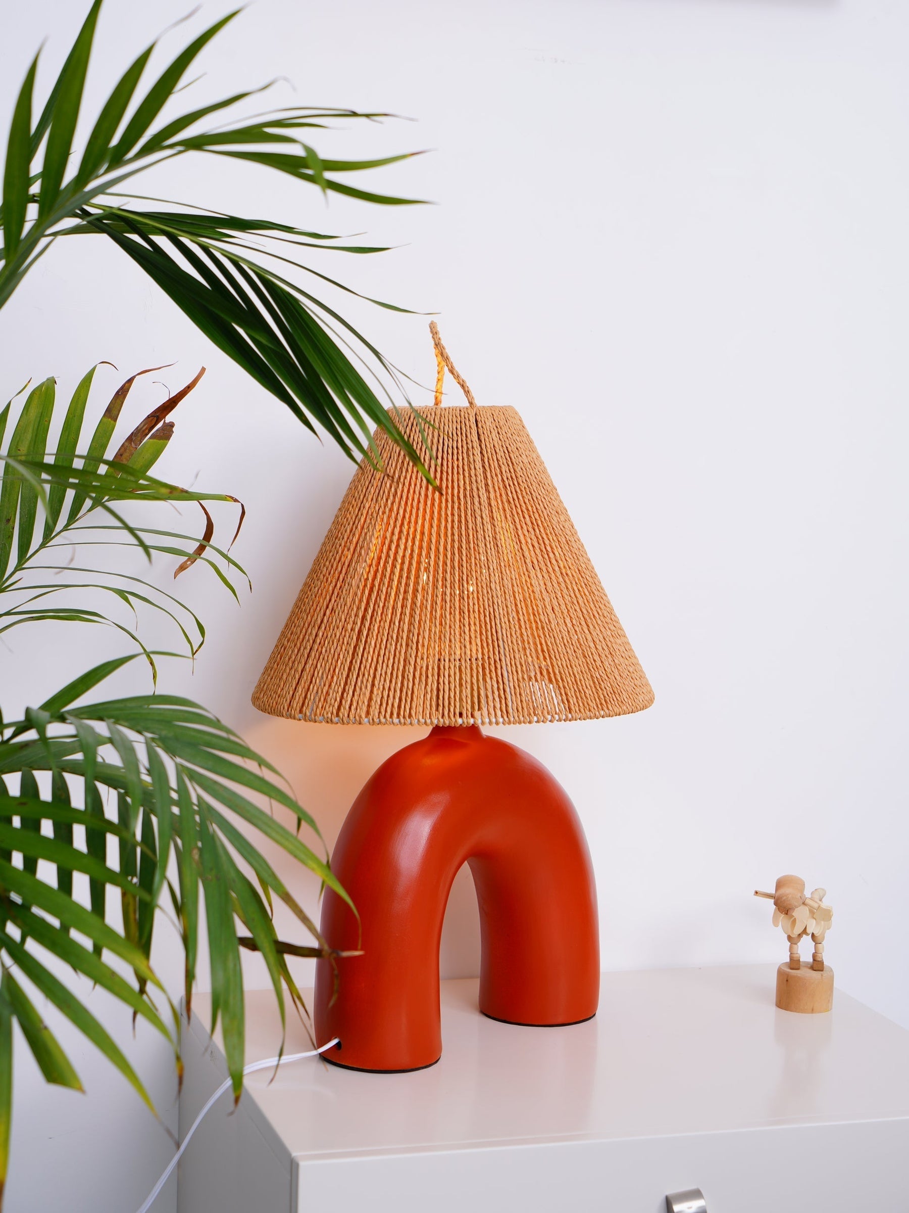 Lampe de Table Élégante - Fabrication Artisanale et Énergie Efficace