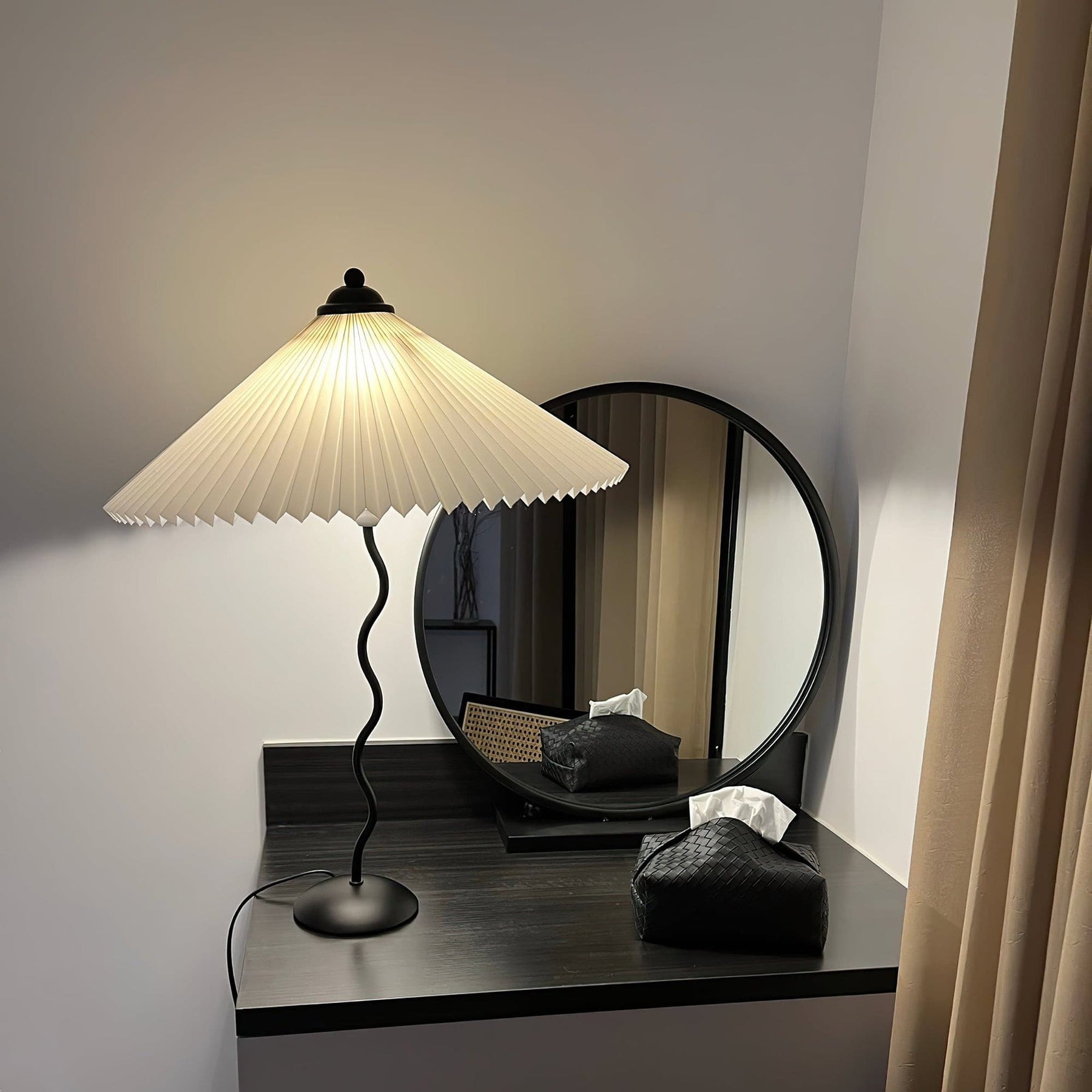 Lampe de Table Élégante - Abat-Jour Plissé et Fini à la Main