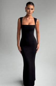 Robe maxi moulante noire col carré sculpté pour soirée élégante