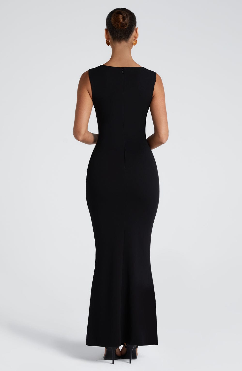 Robe maxi moulante noire col carré sculpté pour soirée élégante