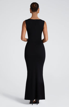 Robe maxi moulante noire col carré sculpté pour soirée élégante