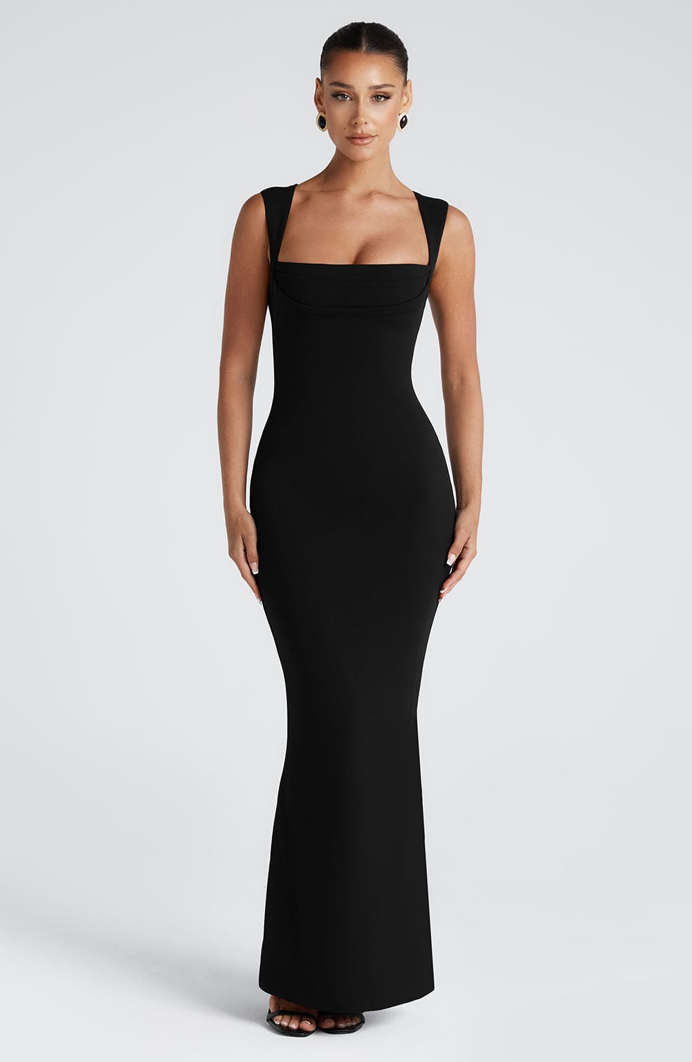 Robe maxi moulante noire col carré sculpté pour soirée élégante