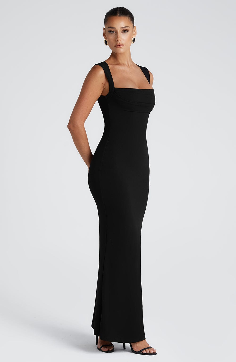 Robe maxi moulante noire col carré sculpté pour soirée élégante