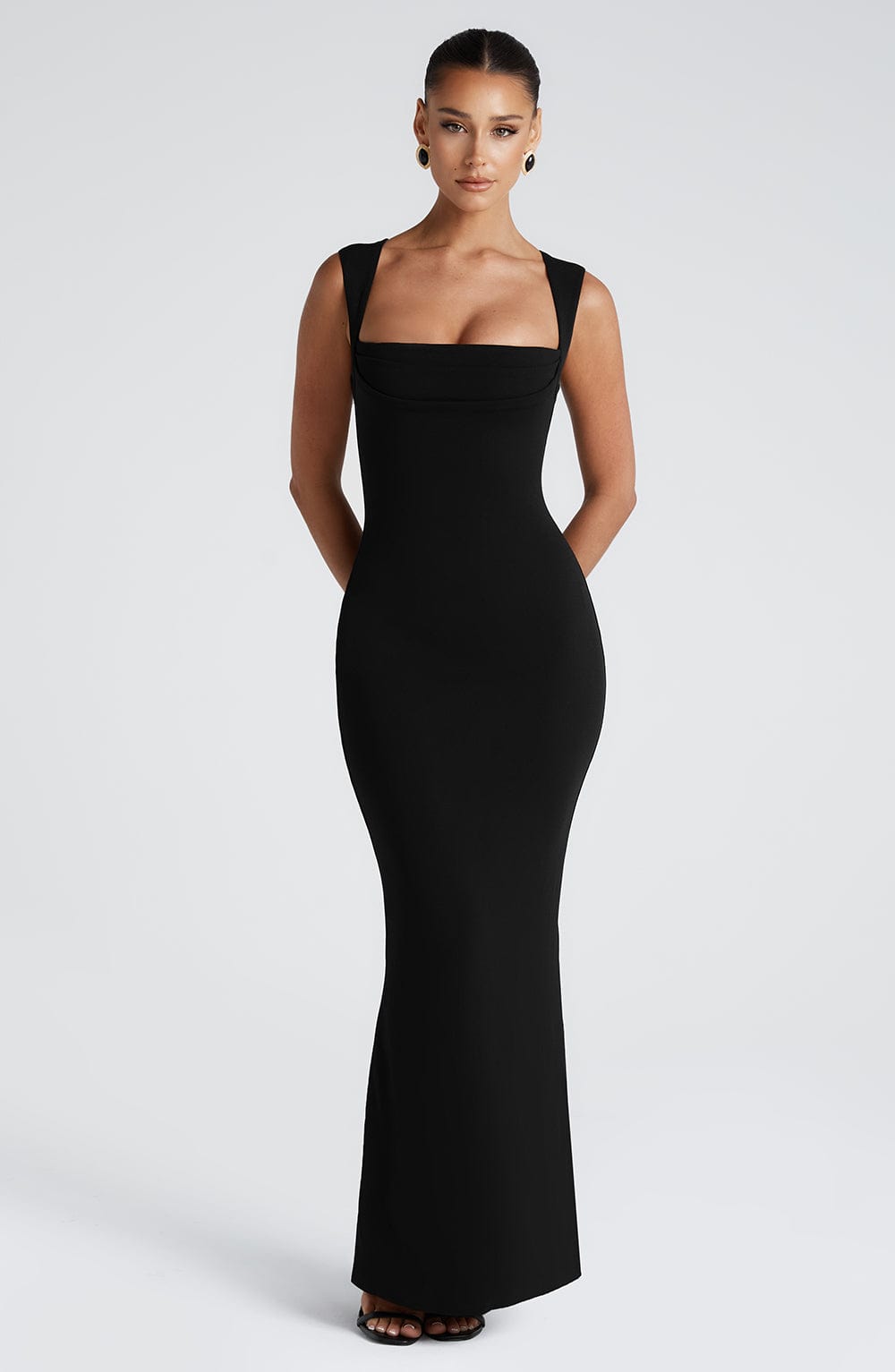 Robe maxi moulante noire col carré sculpté pour soirée élégante