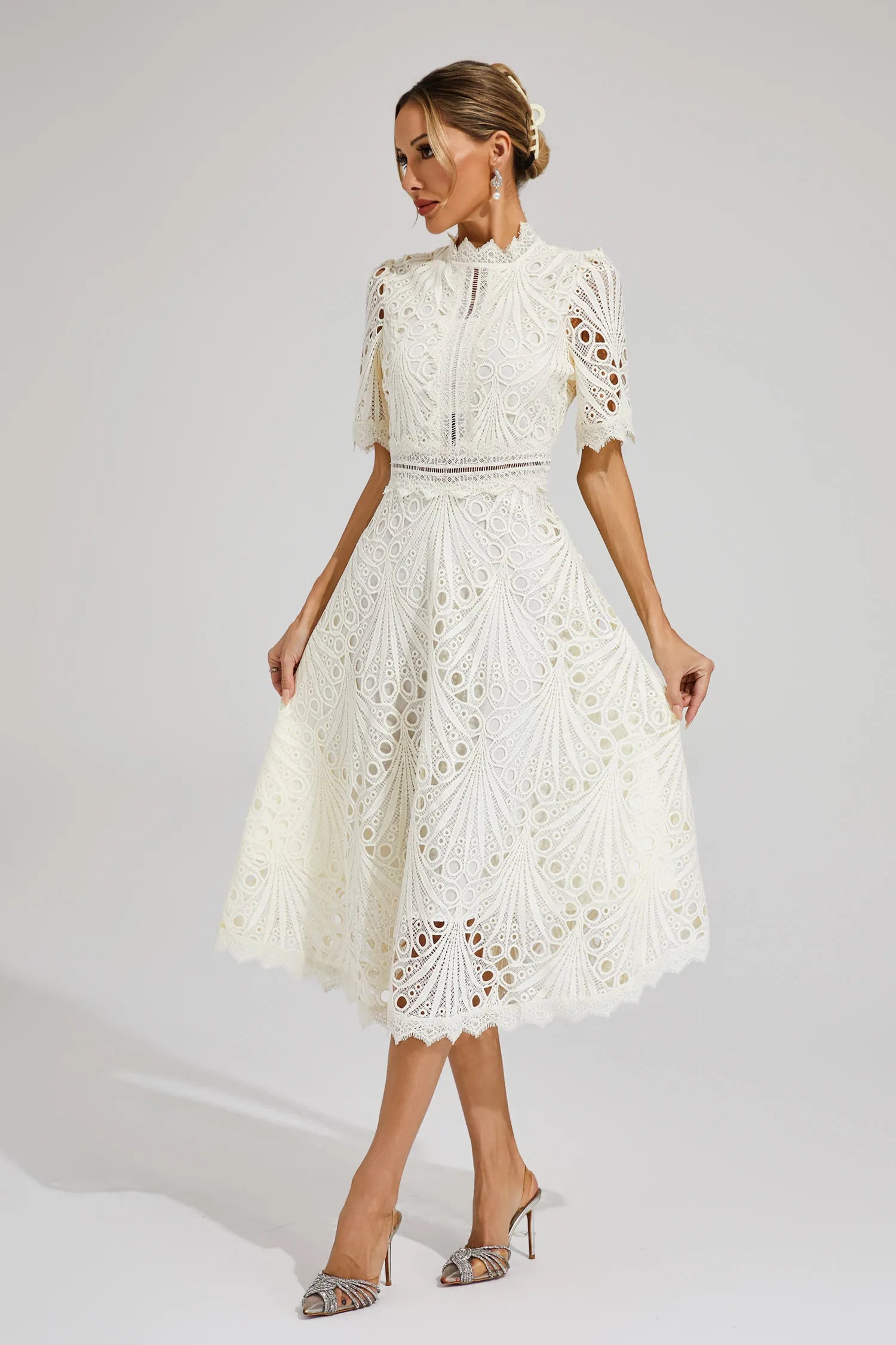 Robe midi en dentelle col haut évasée femme silhouette gracieuse cocktail été