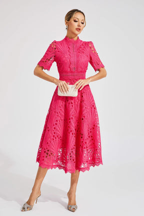 Robe midi en dentelle col haut évasée femme silhouette gracieuse cocktail été
