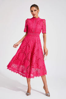 Robe midi en dentelle col haut évasée femme silhouette gracieuse cocktail été