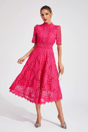 Robe midi en dentelle col haut évasée femme silhouette gracieuse cocktail été