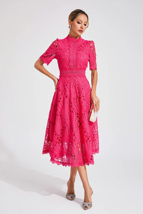 Robe midi en dentelle col haut évasée femme silhouette gracieuse cocktail été
