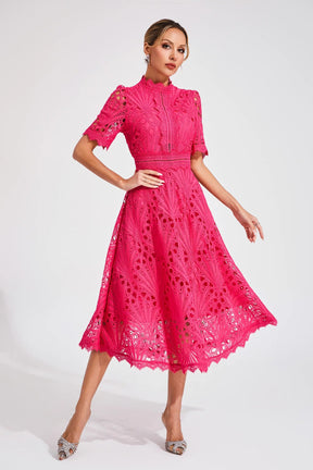 Robe midi en dentelle col haut évasée femme silhouette gracieuse cocktail été