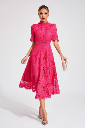 Robe midi en dentelle col haut évasée femme silhouette gracieuse cocktail été