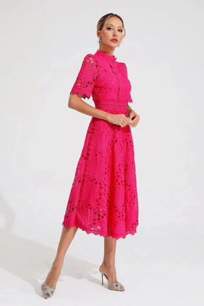 Robe midi en dentelle col haut évasée femme silhouette gracieuse cocktail été
