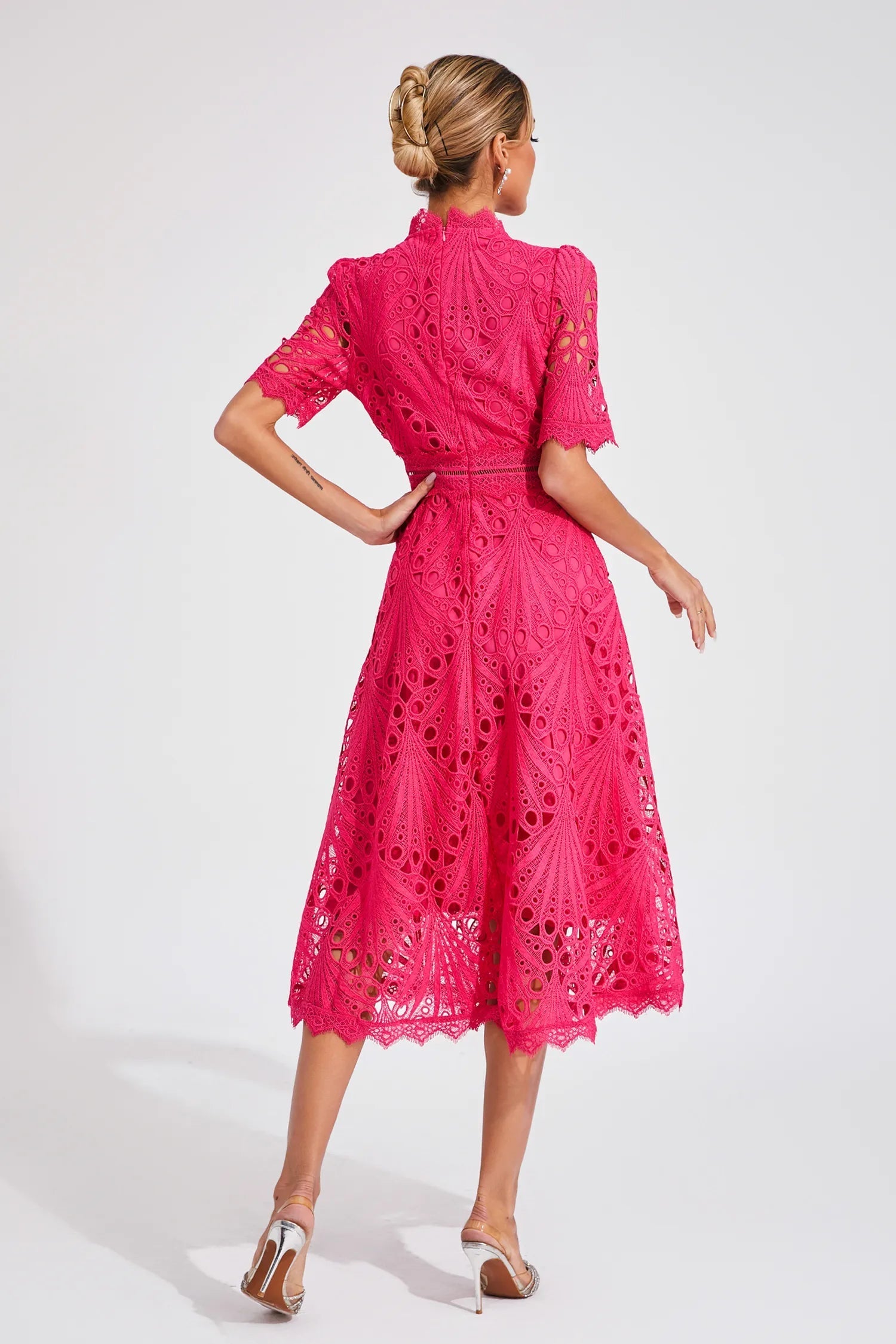 Robe midi en dentelle col haut évasée femme silhouette gracieuse cocktail été