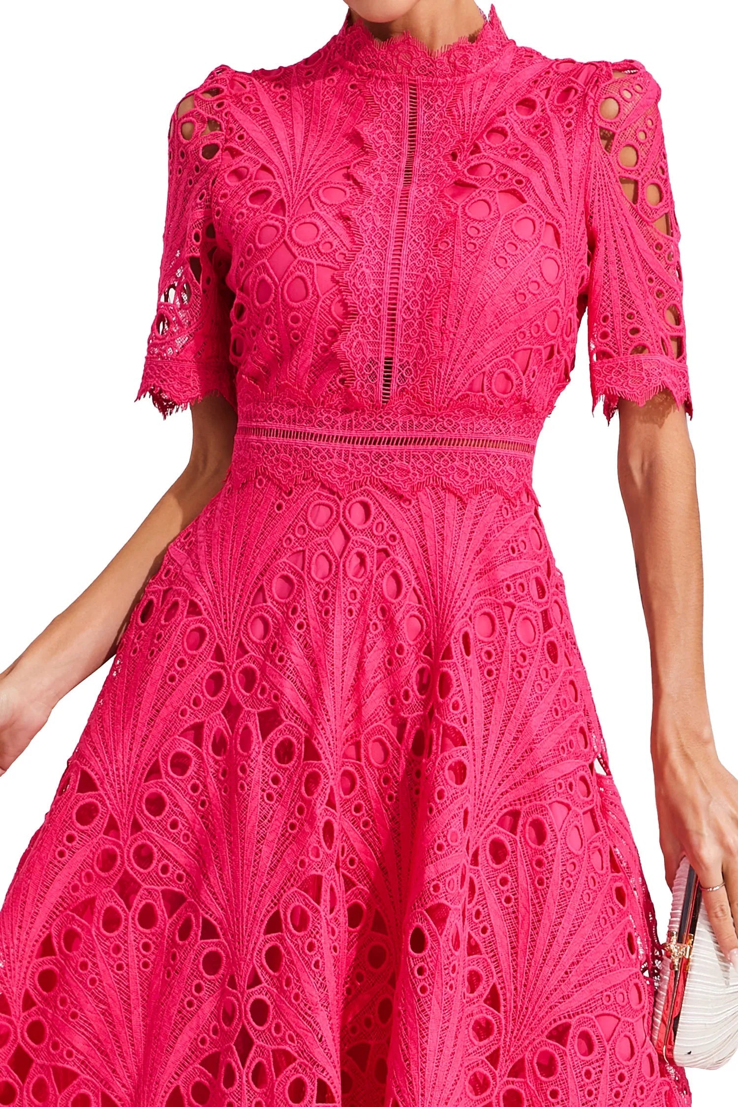 Robe midi en dentelle col haut évasée femme silhouette gracieuse cocktail été