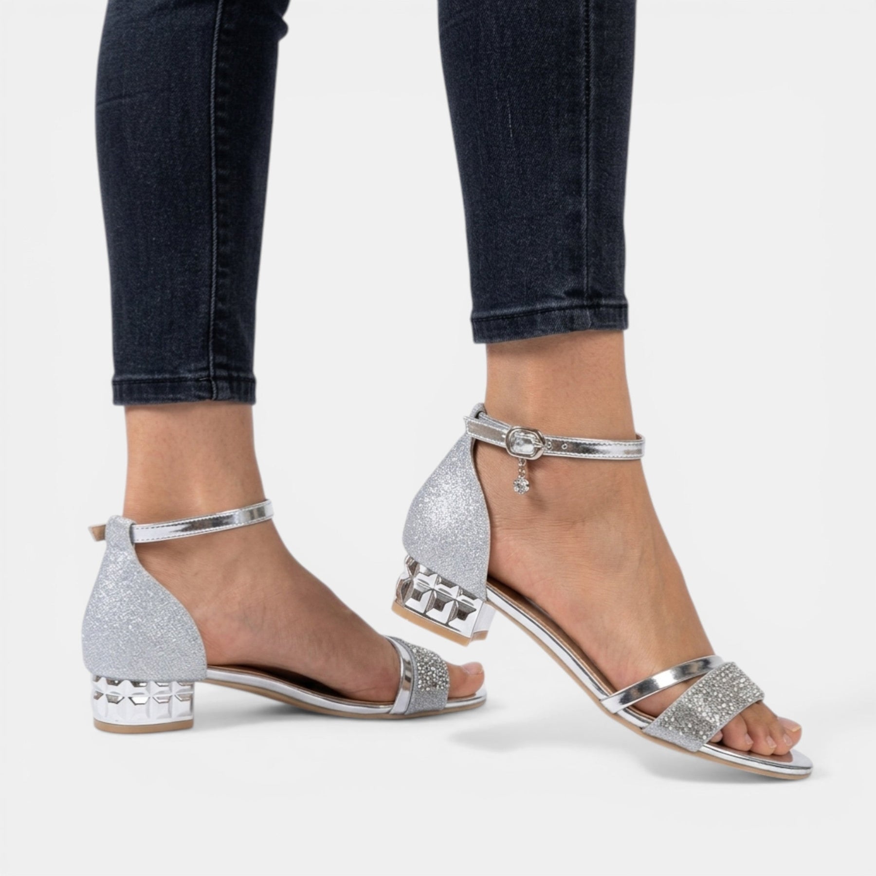 Sandales bout ouvert bride cheville réglable talon bloc accents métalliques femme