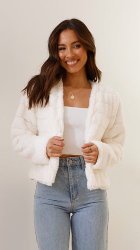 Veste courte en fausse fourrure - Élégance et confort pour toutes occasions