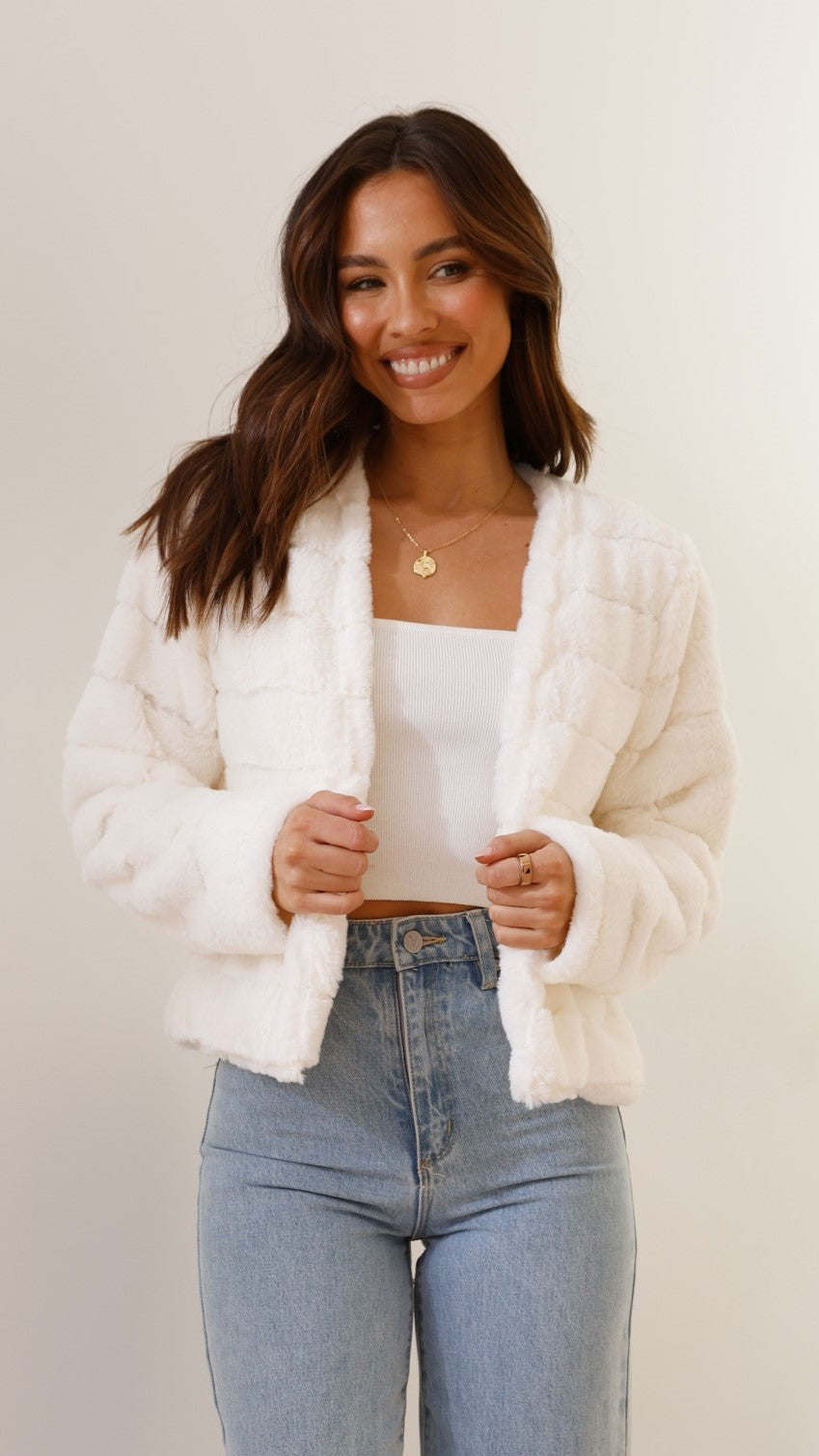 Veste courte en fausse fourrure - Élégance et confort pour toutes occasions