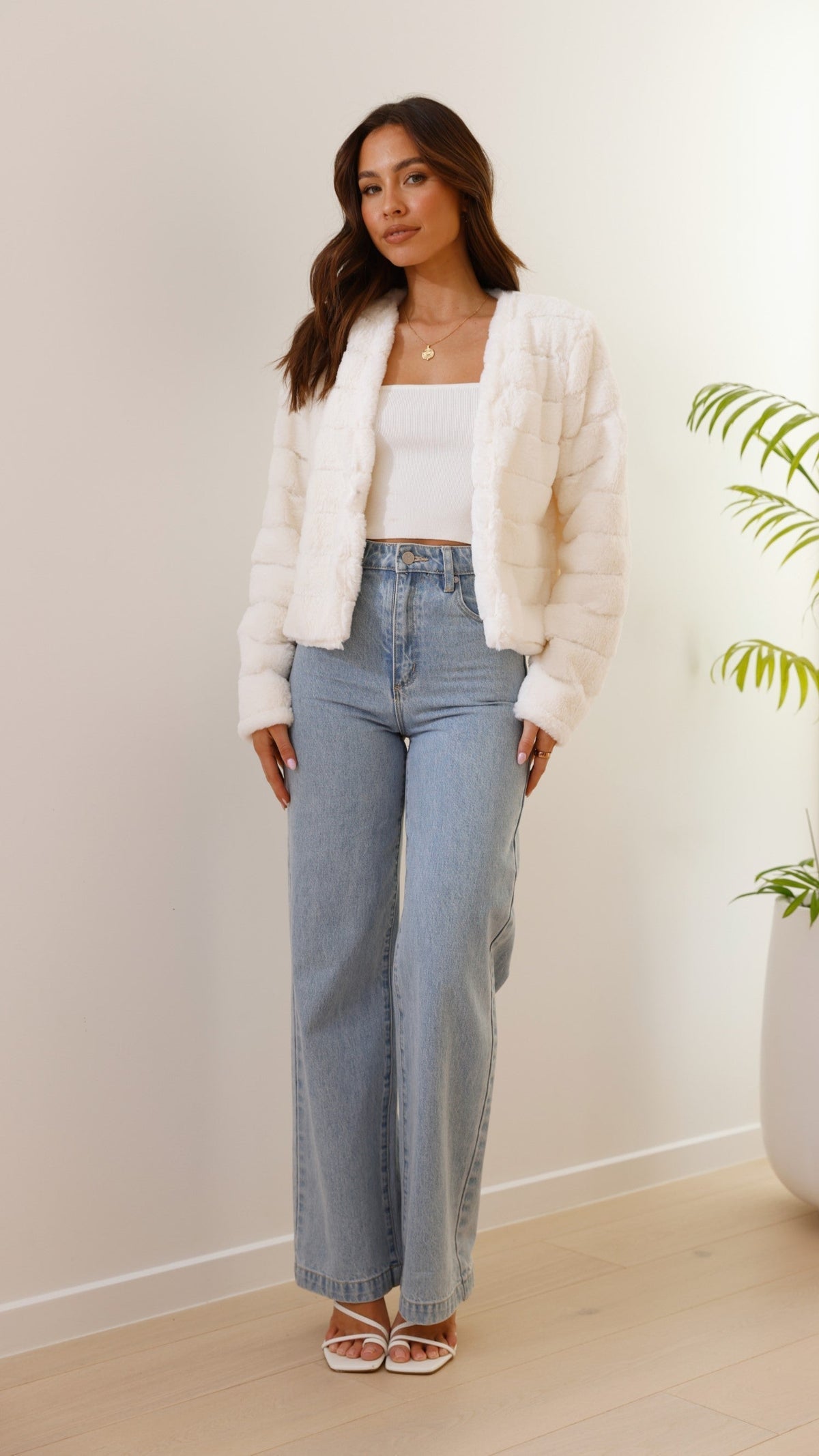 Veste courte en fausse fourrure - Élégance et confort pour toutes occasions