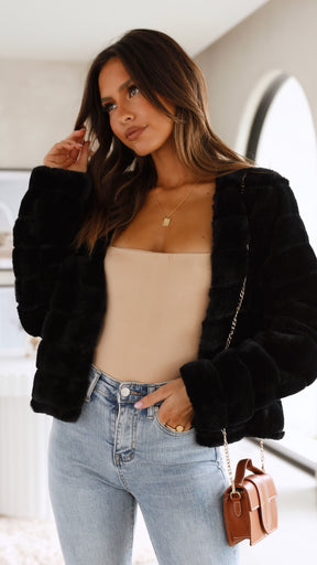 Veste courte en fausse fourrure - Élégance et confort pour toutes occasions