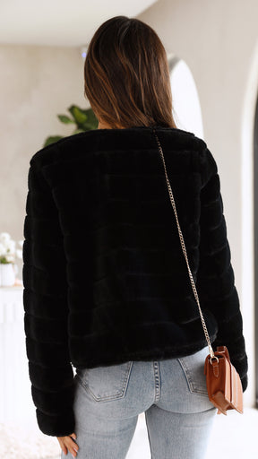 Veste courte en fausse fourrure - Élégance et confort pour toutes occasions