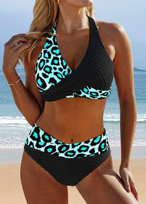 Bikini en tissu satiné à design croisé femme élégant silhouette moderne