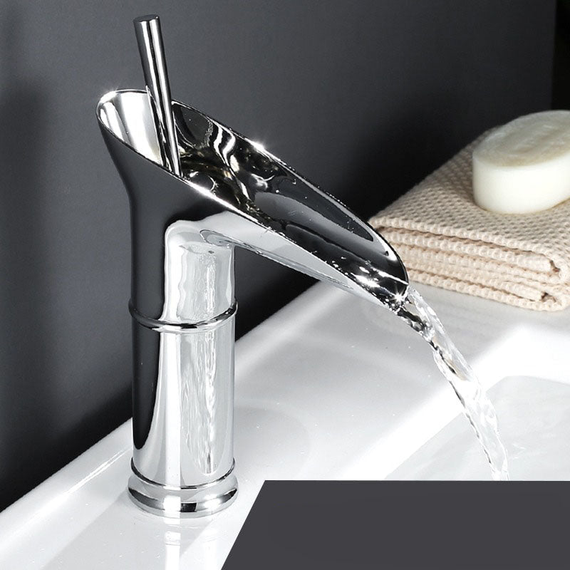 Robinet de Salle de Bain Cascade - Élégance Rétro avec Écoulement Luxueux
