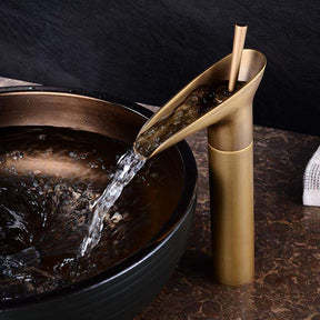 Robinet de Salle de Bain Cascade - Élégance Rétro avec Écoulement Luxueux