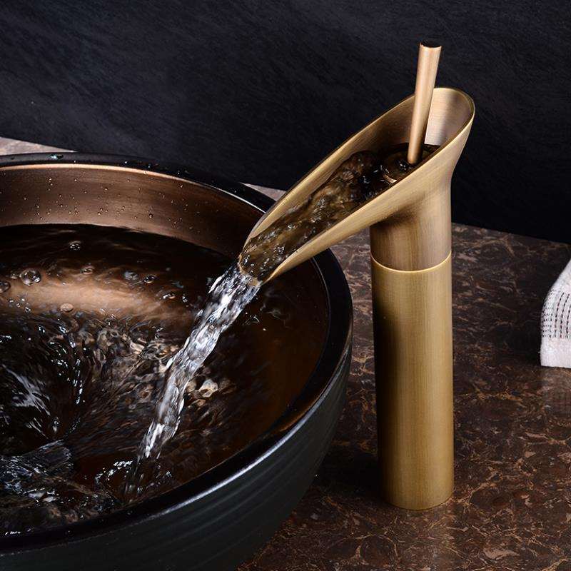 Robinet de Salle de Bain Cascade - Élégance Rétro avec Écoulement Luxueux