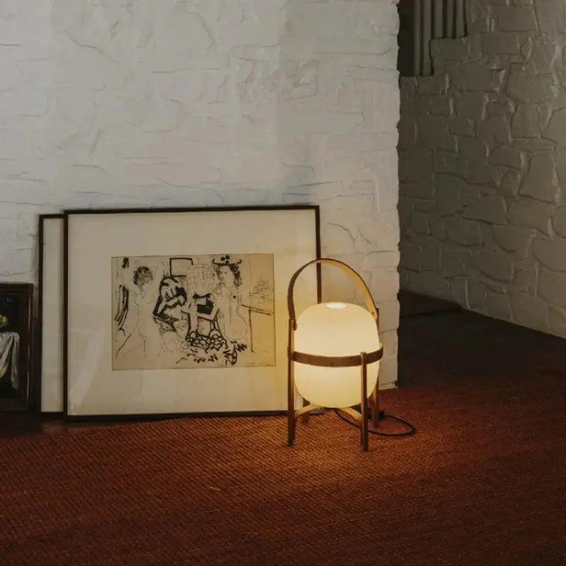Lampe de Table en Bois avec Abat-jour en Verre - Élégance et Fonctionnalité Polyvalente