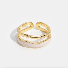 Bague dorée vue d'ensemble désert