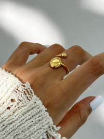 Bague asymétrique dorée vue de face étoile