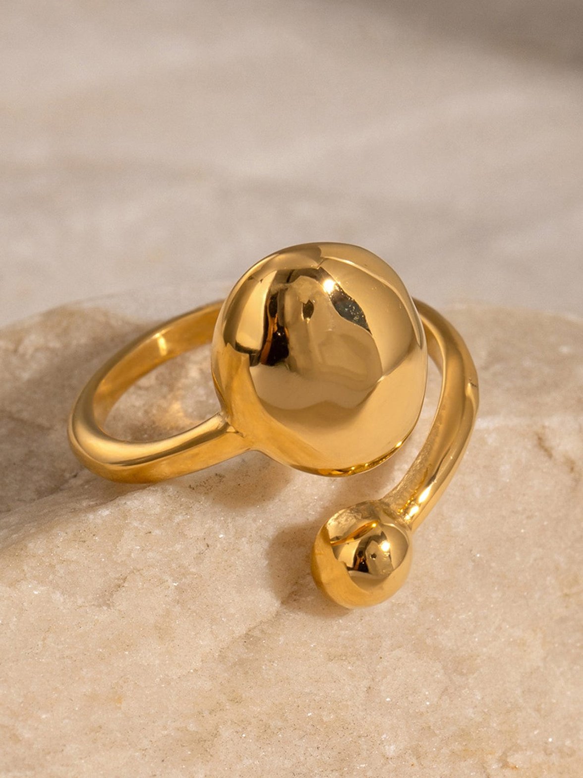 Bague asymétrique dorée vue portée soleil