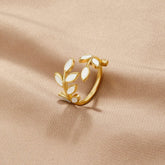 Bague feuille dorée ajustable sur tissu satin