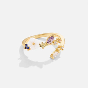 Bague fleur blanche plaquée or vue d'ensemble pluie